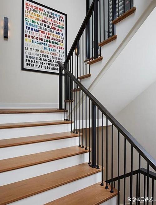 楼梯扶手具有多种颜色选择多种造型工艺能够设计出适合各种家居装修