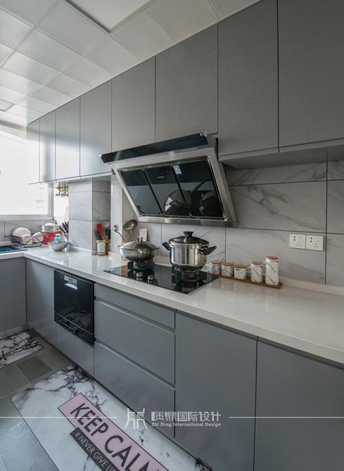 厨房灰白色搭配低调冷静大面积的橱柜设计在满足颜值的情况下保证