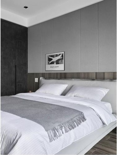 主卧的床头背景使用护墙板和硬包的结合增加空间的层次感.
