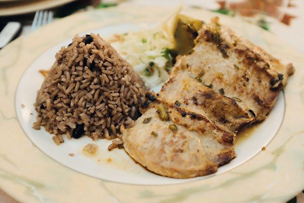 黑豆饭配煎鸡脯肉是随时可以吃到的古巴美食.