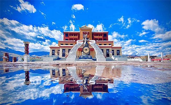 甘孜州文化广播电视和旅游局局长刘洪表示甘孜州境内地形地貌独特