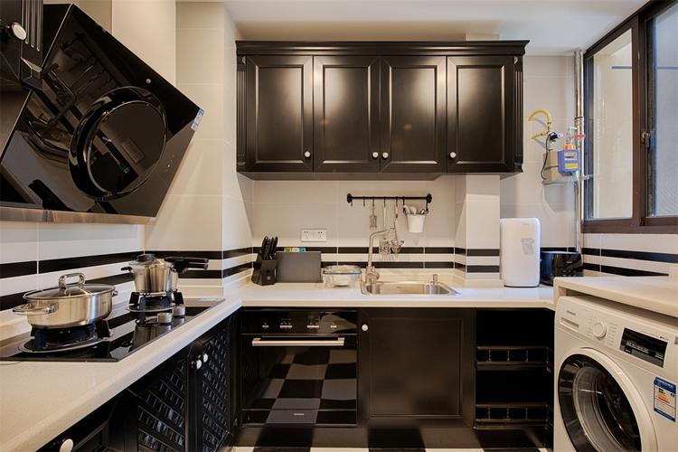 厨房延续黑白设计黑色橱柜搭配白色背景墙使得整个房间明亮简洁.