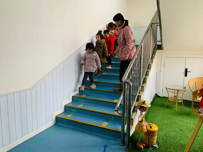 高新教育高新区第三十六幼儿园安全教育上下楼梯要小心