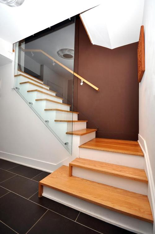 原木质台面白色侧面楼梯装修效果图