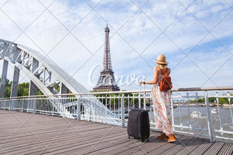 埃菲尔铁塔看风景法国欧洲巴黎女人摄影旅行者成年的旅游图片