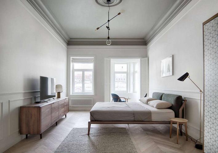 简洁明朗的卧室墙壁采用白色石膏线稍加勾勒造型增加了居室的造型感