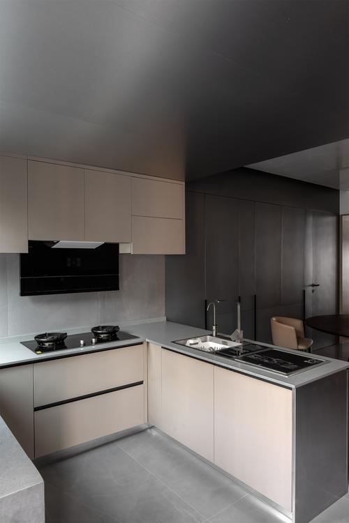 厨房装修用了u型的设计方式增加了厨房使用率木质橱柜温润雅致.