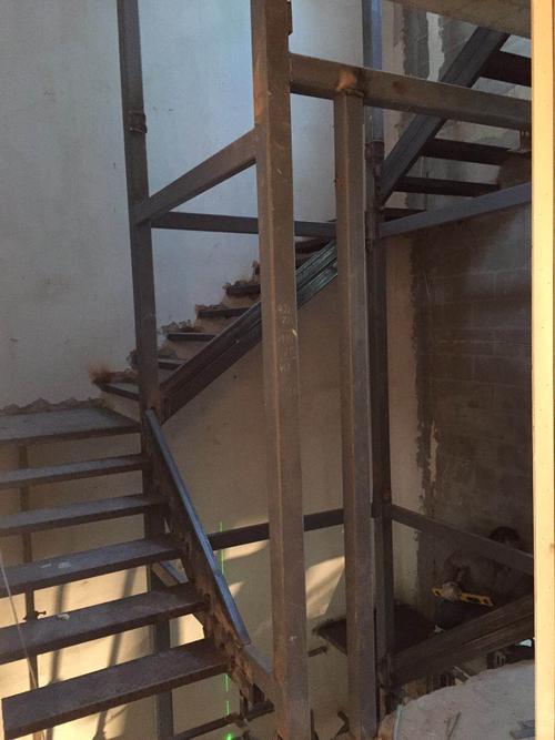 1二层钢楼梯焊接完成