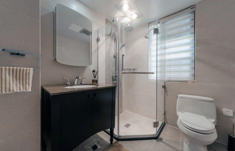 简约风玻璃淋浴房效果图卫生间带马桶图片