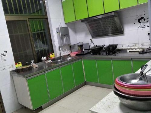 厨房以前烧土灶现在是现代化的橱柜油烟机燃气灶橱柜门是绿色的