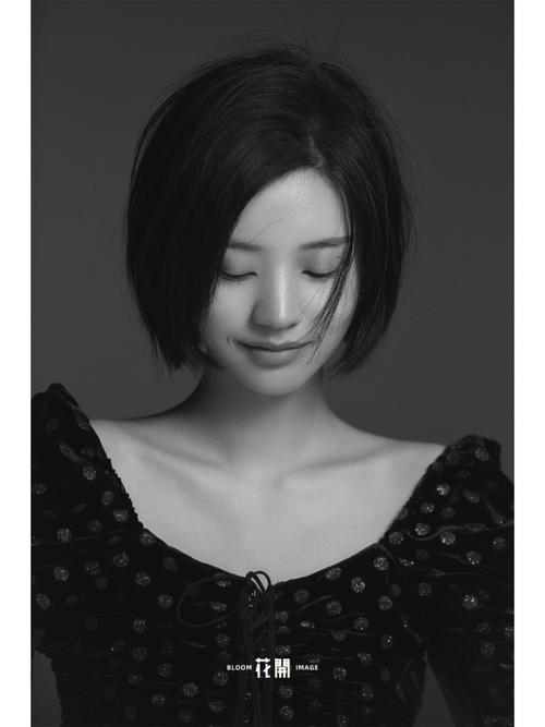 短发女孩高级质感黑白肖像哈尔滨写真