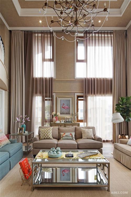 挑高的客厅窗帘选用了较为百搭的素色系客厅沙发饰品可以做到色彩的