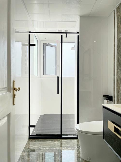 90通铺的同色大理石瓷砖让整个卫浴的空间感更强.另外卫生间搭配还