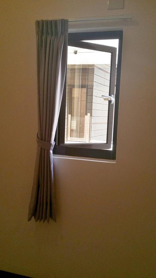 小窗的窗帘以单开型式订做装潢安装