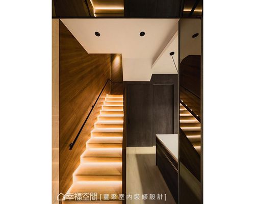 选用深色木皮与实木踏阶营造楼梯间朴质温润质感结合间接照明与扶手