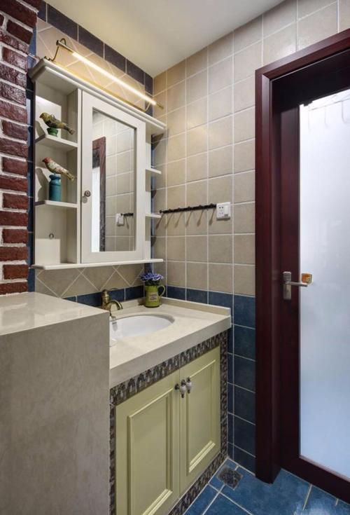 卫生间独立的干区用了自砌的洗手台配上定制的门板吊柜效果不错