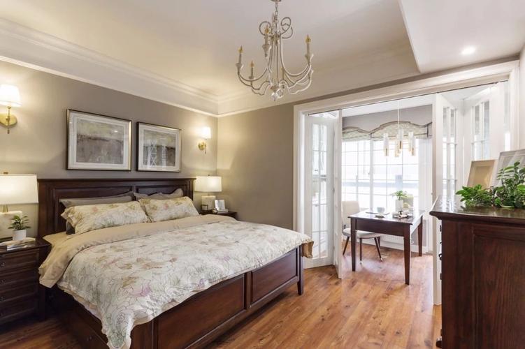 次卧采用更为宁静的奶咖色墙面搭配经典的美式家具更富立体层次.
