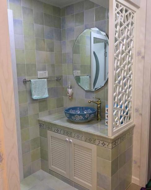 里面是马桶和淋浴区域砖砌的洗手台贴了和墙面一样的瓷砖整体看起来