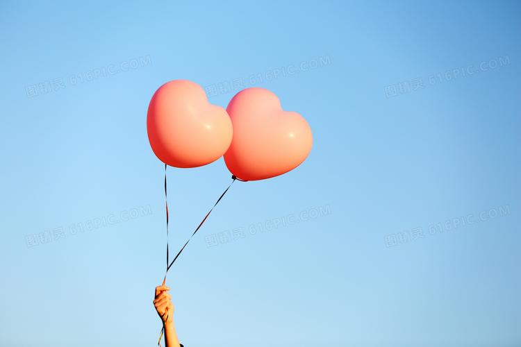 以蓝天为背景两只气球摄影高清图片