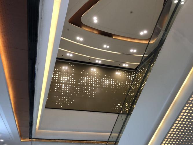 商场大厅装饰木纹铝单板造型铝板天花