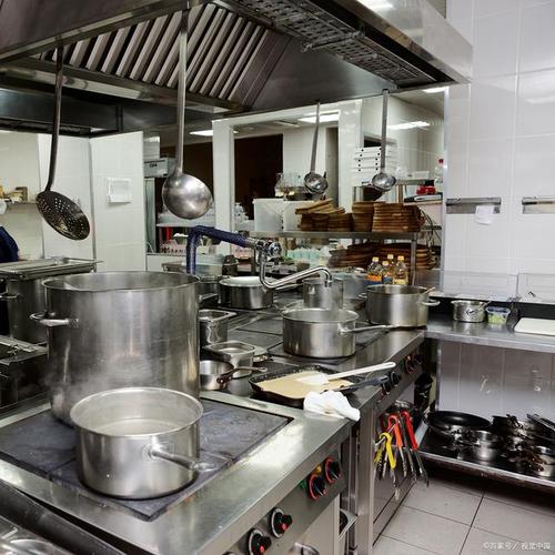 饭店厨房是餐饮店的核心区域之一装修需要注意以下几点