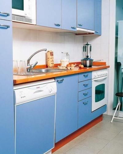 除了经典色外很多厨房选择彩色时会优先考虑蓝色.