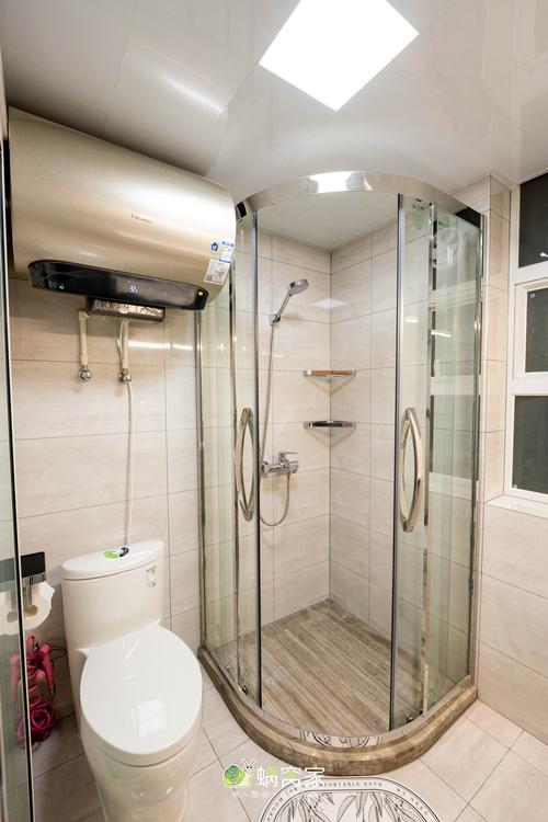 去除浴缸采用干湿分离的简练搭配淋浴的平常去实现大空间的干净宽敞