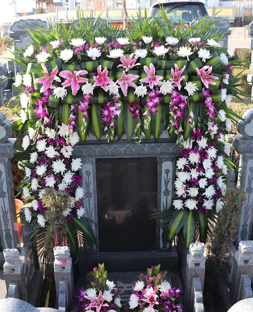 沈阳墓地中福山公墓的墓碑鲜花装饰2