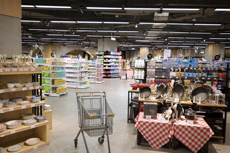 实拍超市大空间画面超市货架大型超市超市内景