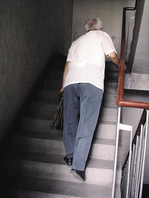 老人爬楼梯