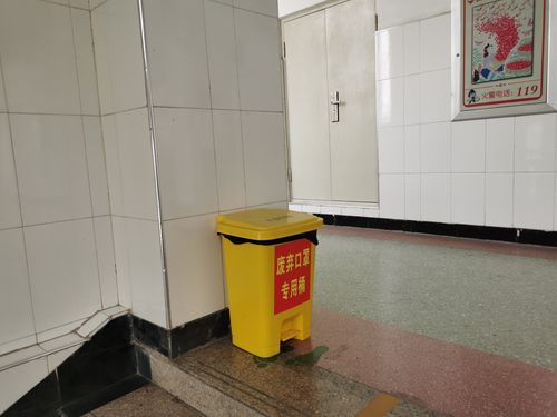 学校走廊楼梯口等地点均配备有废弃口罩专用垃圾桶.