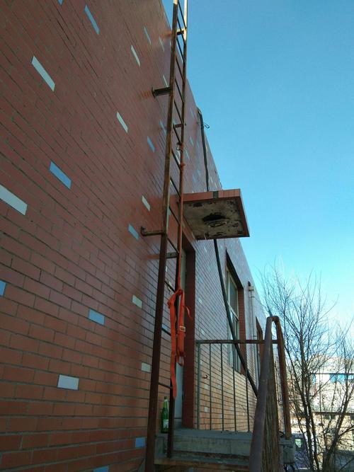 给食堂外墙的爬梯安装了安全带确保室外作业人员的安全