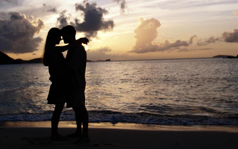 羡慕那些甜蜜温馨的爱情看着那拥抱在夕阳下在海边的情侣们幸福总