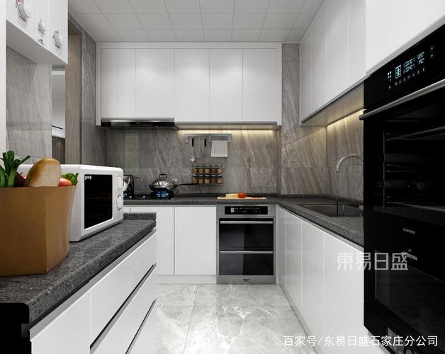厨房灰色墙面地面砖装上白色定制橱柜黑白灰的空间显得简约清爽而