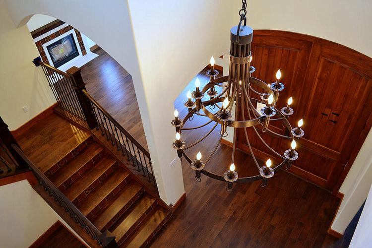 欧式古典别墅楼梯灯具装修效果图