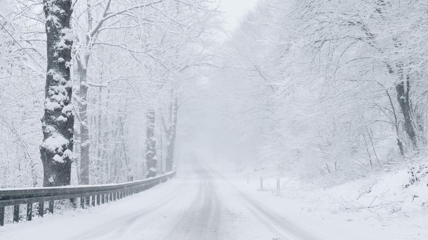 大雪纷飞的冬天马路风景图片桌面壁纸