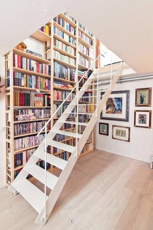 边挑选自己想看的书籍书房楼梯充当了梯子的角色这样的设计效果非常