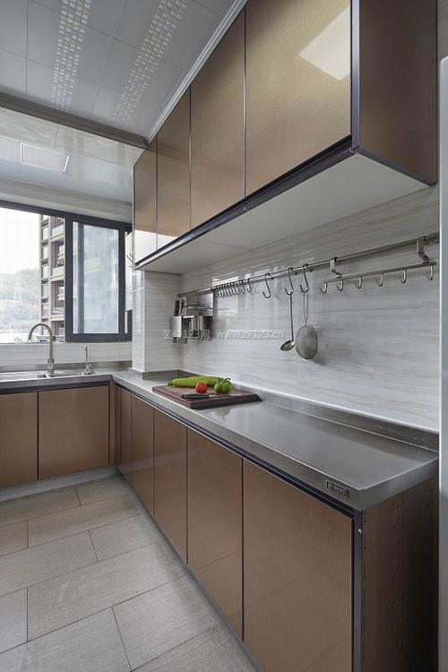 现代厨房褐色橱柜装修效果图片