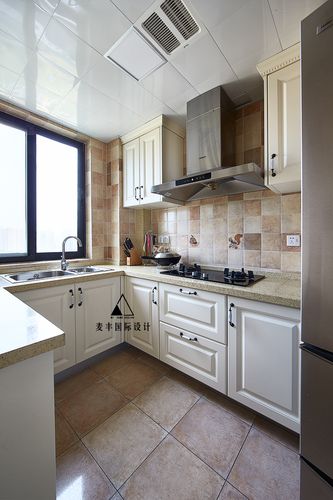 厨房的采光性本身非常好再搭配乳白色格调的橱柜与瓷砖提亮了光感的