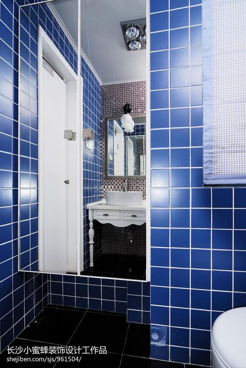 卫生间蓝色瓷砖效果图