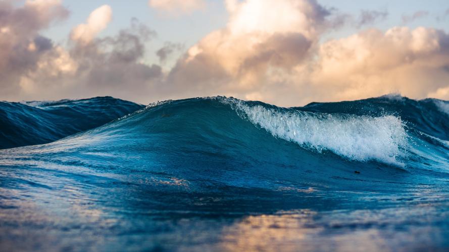 768x1280分辨率下载壮观的海洋波涛图片图片壁纸自然风景