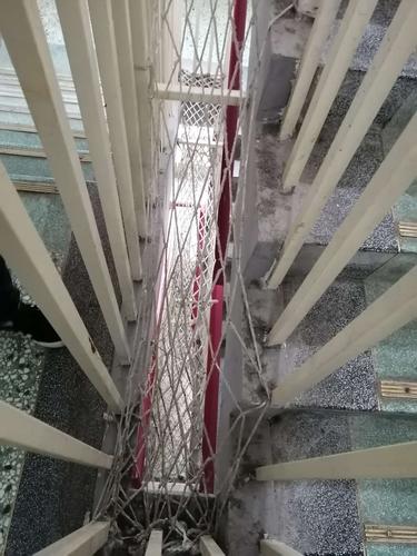 细节决定成败每个楼梯的间隙都设置的有防坠网防患于未然.