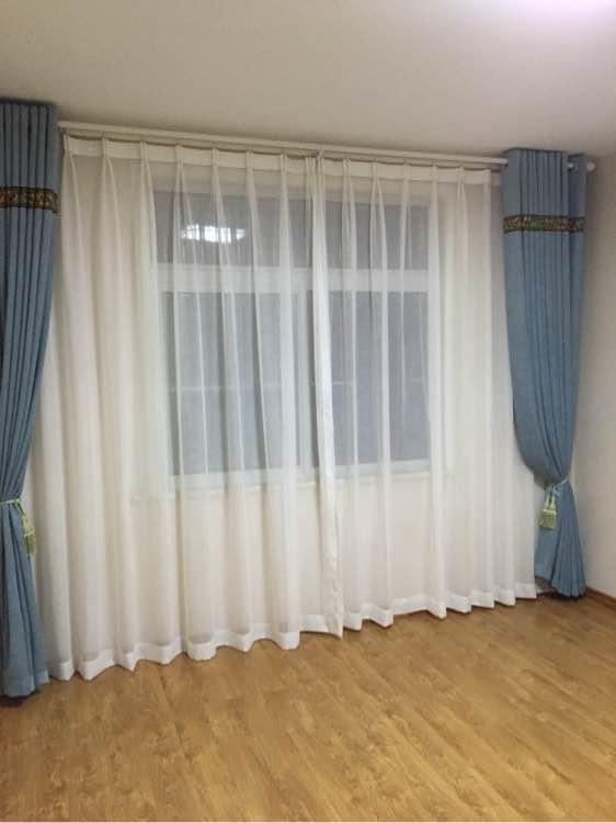 卧室都是选择双层窗帘罗马杆很容易安装也显得简约.