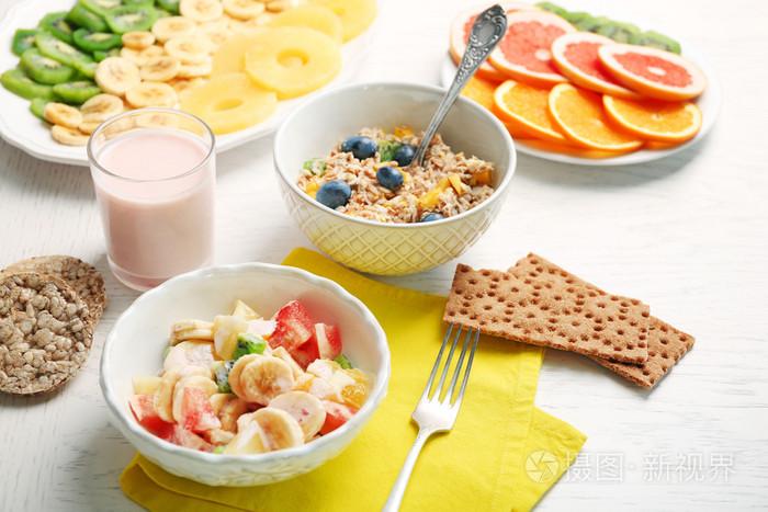 美味的水果和燕麦粥沙拉木背景上.健康饮食概念照片