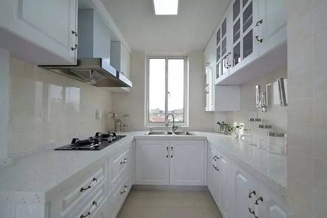 厨房定制整体橱柜就是好看白色的柜子加上雪花白石英石台面洁白有