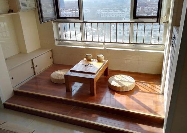公寓现代创意阳台榻榻米衣柜装修效果图