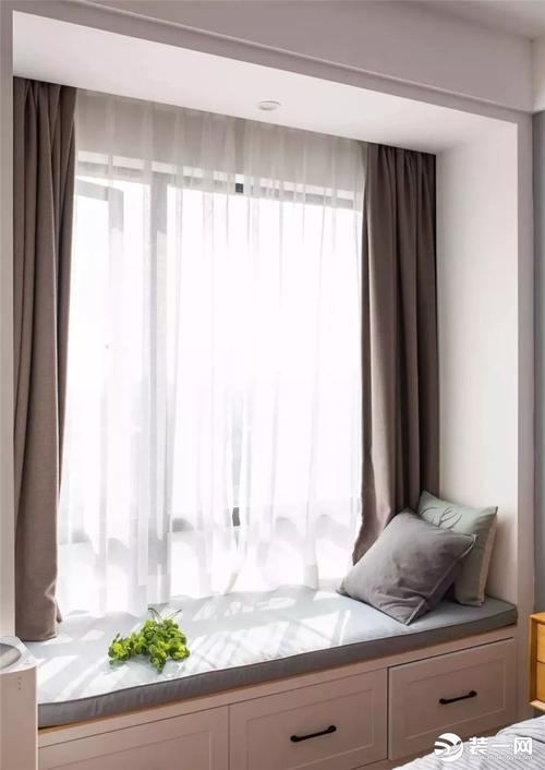 现代简约风格卧室飘窗窗帘效果图