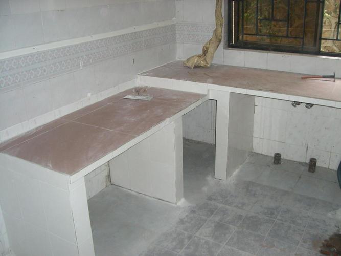 橱柜台面尽量不要用大理石的.铺方砖的时候也尽量不要用白水泥.