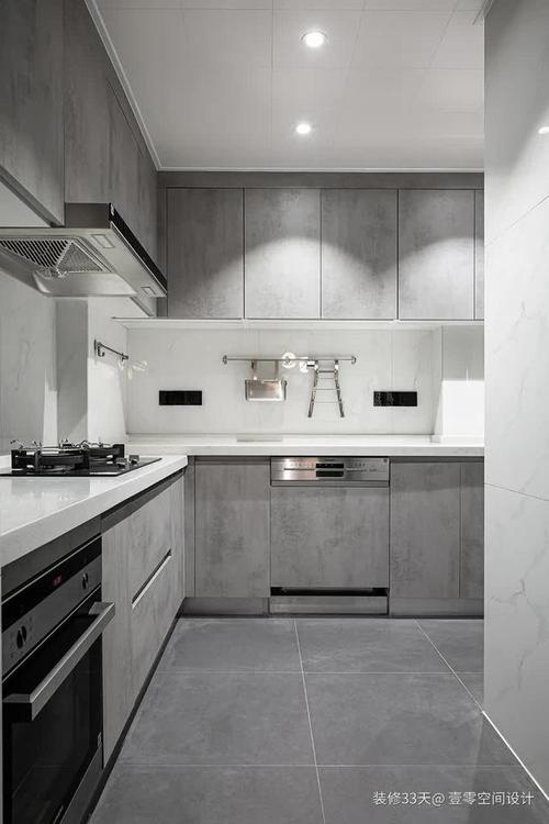 厨房灰色系橱柜与地砖简洁耐脏高低台与吊柜下的灯光设计提高