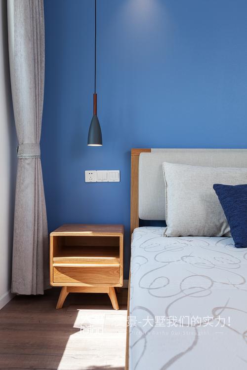 主卧室天蓝色的墙面令人心情平静无多余装饰以舒适实用为主.